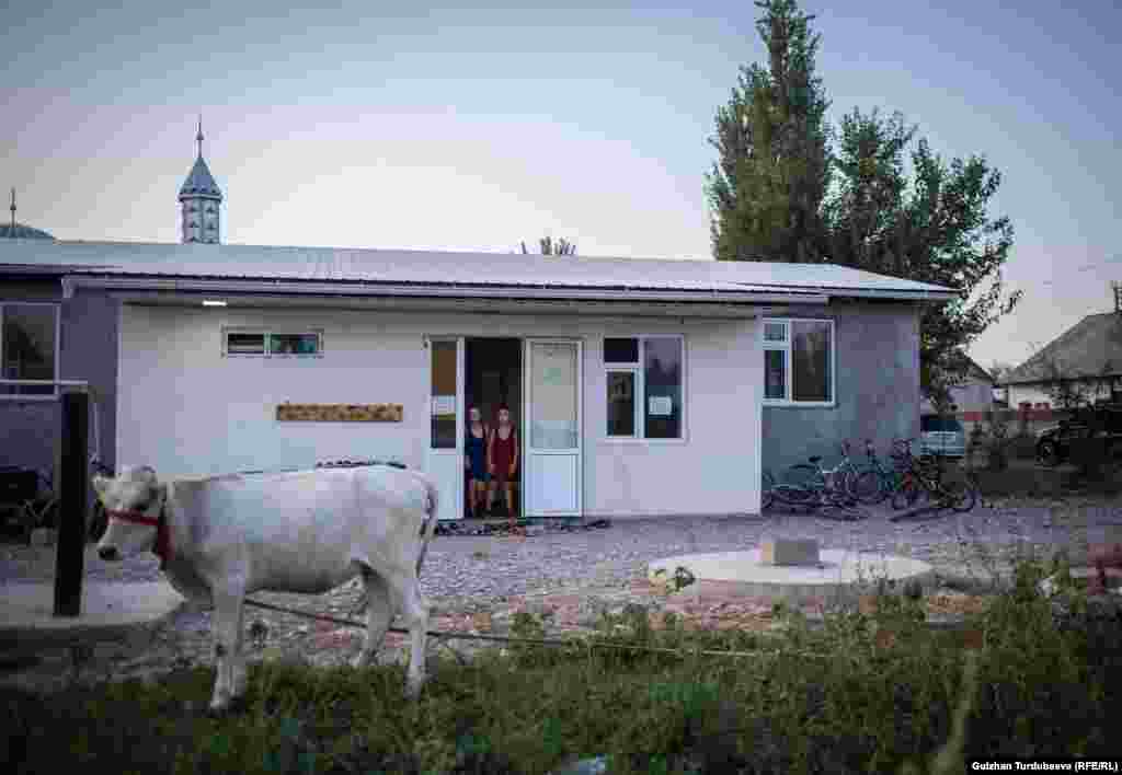 Жаңы ачылган күрөш залдын сырткы көрүнүшү. Бул залды&nbsp;чет өлкөдө иштеп жүргөн айыл тургундары акча чогултуп курушкан.&nbsp; Күрөш залды туруктуу жана мыйзамдуу ишке киргизүүгө USAIDдин &quot;Ийгиликтүү аймак 2&quot; долбоору көмөктөшкөн. Долбоор машыктыруучуну ачык конкурс аркылуу тандоого, ата-энелер менен келишимдерди иштеп чыгууга жана кызматтын тарифин бекитүүгө жардам берген.