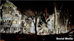 Орусия 2-мартка караган түнү Запорожьеге ракеталык чабуул жасаганда көп кабаттуу үйлөрдүн бири жарым-жартылай талкаланган.