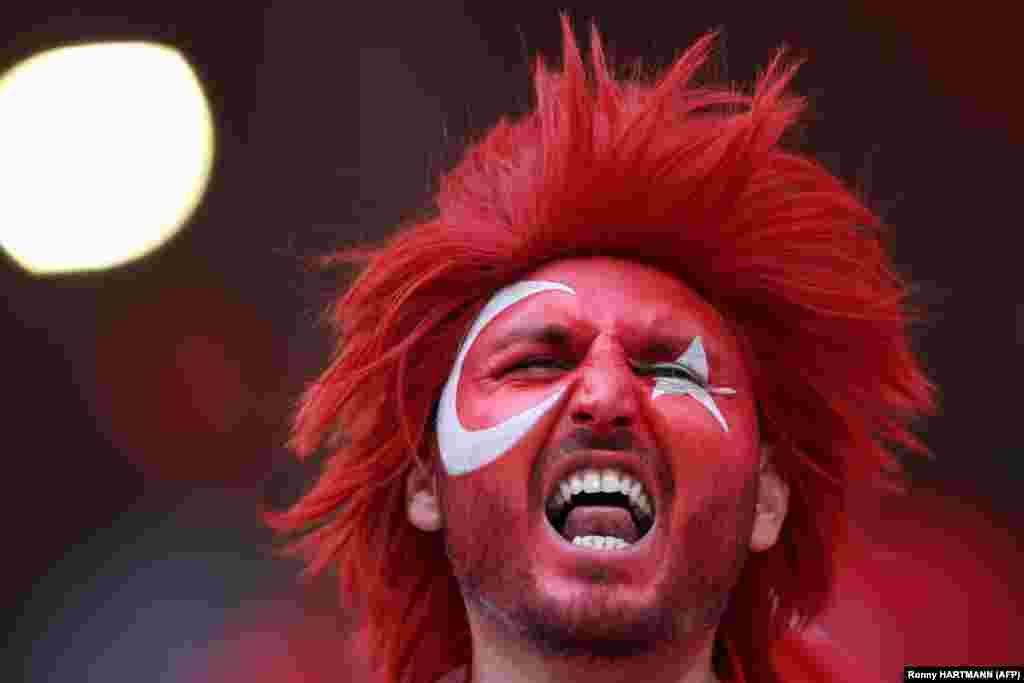 Болельщик из Турции перед началом матча 1/8 финала против Австрии на стадионе в Лейпциге, 2 июля. Турция победила австрийскую команду со счётом 2:1, но в четвертьфинале проиграла Нидерландам