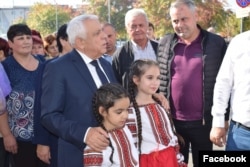 Florin Barbu se uita cu admirație la predecesorul său, Petre Daea, în 2022, la Ziua Recoltei de la Slatina.