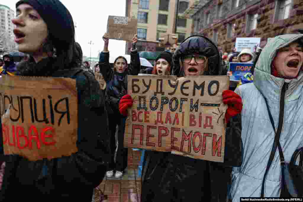 Протестувальники кричали: &laquo;Гроші на ЗСУ&raquo;. &ndash; &laquo;Як воно, грабувати країну?&raquo; &ndash; &laquo;Досить красти&raquo;. &ndash; &laquo;Зараз дрони, а не парки&raquo;. &ndash; &laquo;Київ зустріне окупантів оновленим парком&raquo;. &mdash; &laquo;Гроші на дрони, а не на парки&raquo;.