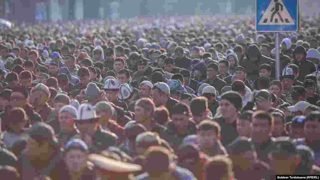 Даже примерно определить число участников айт-намаза в Бишкеке трудно.&nbsp;