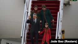 Gurbanguly Berdimuhamedow maşgalasy we agtyklary bilen Hytaýa sapar edýär. Arhiw suraty. 17-nji oktýabr, 2023 ý. Hytaý.