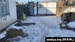 Двор дома Александра и Анны Сергеенко. Тела супругов были обнаружены в доме 13 февраля. Причиной смерти названо «поражение техническим электричеством». Экибастуз, 16 февраля 2023 года
