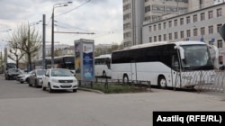 Татарстан урамында туктаган экскурсион автобуслар