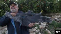 Լիբանան - Տիրե քաղաքի բնակիչը ցույց է տալիս Իսրայելից արձակված հրթիռի բեկորը, 7-ը ապրիլի, 2023թ.