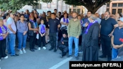 Ցույցի մասնակիցները Կառավարության շենքի մոտ, 13-ը հունիսի, 2024թ․