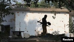 تصویر آرشیف: یک سرباز پاکستانی در محل رویداد حمله افراد مسلح 