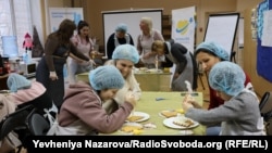 Під час майстер-класу з виготовлення тортів-конструкторів