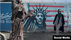 Ҳунарпешаи амрикоӣ Витни Райт (Whitney Wright) бо рӯсарӣ ва либосҳои "маҳкам" дар назди сафорати пешинаи Иёлоти Муттаҳида дар Теҳрон