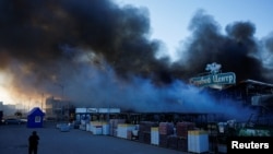 Рятувальники ліквідують пожежу в будівельному гіпермаркеті в Харкові після російського удару, 25 травня 2024 року