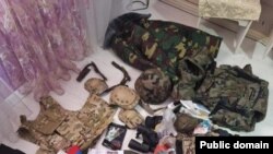 Ոստիկանության Նոր-Նորքի բաժնում ահաբեկչության դեպքի առթիվ վարույթի շրջանակում կատարված խուզարկություններով հայտնաբերվել են զենք-զինամթերք, սխեմաներ, փաստաթղթեր, լուսանկարը՝ ՔԿ-ի