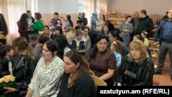 Աշակերտների ծնողները դպրոցի դահլիճում սպասում են միջոցառման մեկնարկին, 24-ը մայիսի, 2024թ․