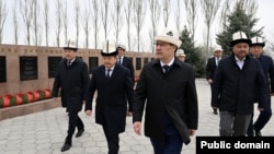 Президент Садыр Жапаров баштаган мамлекеттик жетекчилер Апрель ыңкылабына коюлган эстеликтин жанында. 7-апрель, 2023-жыл. (архивдик сүрөт)