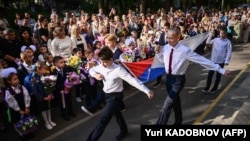 Линейка 1 сентября, иллюстративное фото