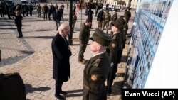 جوبایدن در زمانی که معاون رئیس جمهور ایالات متحده بود نیز از چندین بار از اوکراین دیدن کرده بود