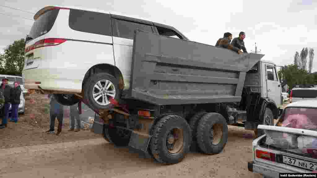 &laquo;Մինիվեն&raquo; և փախստականներ տեղափոխող բեռնատարը Արցախից շարժվում է Հայաստան։ &nbsp;