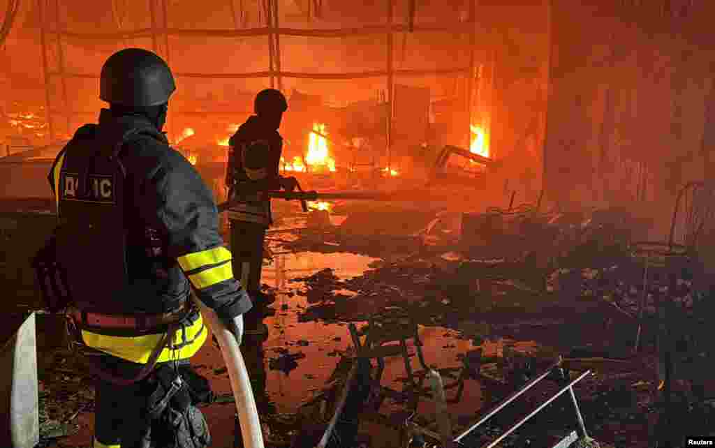 За даними Зеленського, площа пожежі &ndash; 10 тисяч квадратних метрів