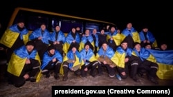 Під час обміну полоненими, що відбувся між Україною і Росією 8 лютого 2024 року, було звільнено 100 українців, більшість із них – оборонці Маріуполя