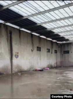 Абактагылар бөлмөдө сыртка чыгып, күнүгө ушул жерде эки саат басышат. "Азаттыкка" кайрылган аялдар жөнөткөн сүрөт.