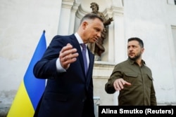 Президент України Володимир Зеленський (праворуч) і президент Польщі Анджей Дуда під час вшанування жертв Волинської трагедії. Луцьк, 9 липня 2023 року