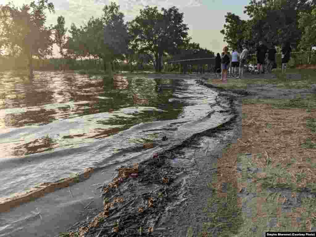 Помітне підняття води на пляжах Намиву, Корабельного району, мікрорайону Соляні, у яхт-клубі, на окремих ділянках Великої Коренихи, Широкої балки, повідомив мер Миколаєва Олександр Сєнкевич