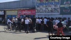 “Дордой Моторс” базарынын ЭТТК менен ЭЭФке каршы акцияга чыккан соодагерлери. 10-июнь, 2024-жыл.