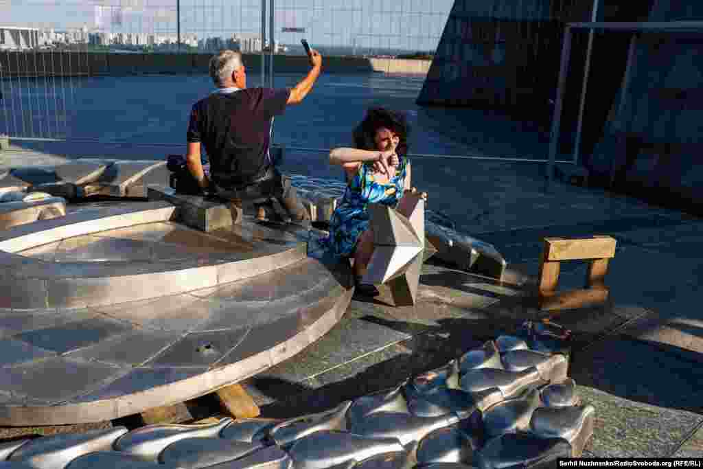 Журналісти і працівники музею фотографуються з елементами радянського герба&nbsp;