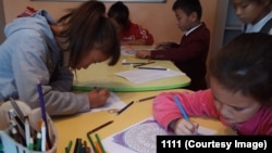 "Балдарды коргоо борборунда" окуп жаткан балдар. Кыргызстан. Сүрөт "Балдарды коргоо борборунун" архивинен.