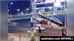 Aşgabatda bolan ýol hadysalarynyň birinde ýoldan çykan jemgyýetçilik awtobusy. Illýustrasiýa suraty