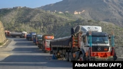 لاری های اموال تجارتی که از پاکستان به افغانستان می روند