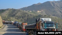 آرشیف- شماری از موترهای حامل اموال تجارتی که در اثر بسته بودن دروازه تورخم متوقف مانده اند