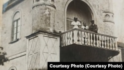 Генуте Рекошайте в Жайгинис в Литве вместе с родителями в их поместье
