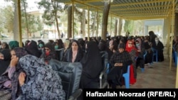 بیشتر زنانی که این روز ها کار و فروش محصولات صنایع دستی را نجام می دهند در گذشته کارمند حکومت بودند