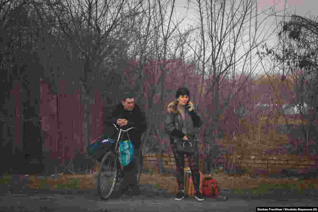 Місцеві жителі в очікуванні евакуації