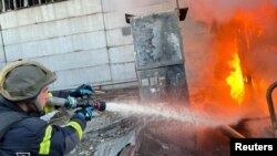 Ուկրաինա - հրշեջը մարում է հրթիռների հարվածների հետևանքով առաջացած հրդեհը, 11-ը ապրիլի, 2024թ.