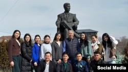 "Матисаков мектебинин" тарбиялануучулары.