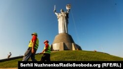 На щите монумента «Родина-мать», который должен быть переименован на «Украина-мать», уже установили трезуб вместо советского герба. Киев, 6 августа 2023 года