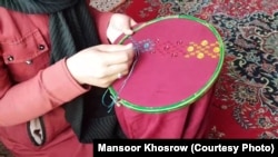 یک دانش آموز دختر می گوید پس ازمحروم شدن از رفتن به مکتب نزد مادرش گلدوزی می آموزد تا از فشارهای روحی اش کاسته شود