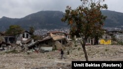 Хатайдагы бир жыл мурунку зилзалада кыйраган үйлөр.