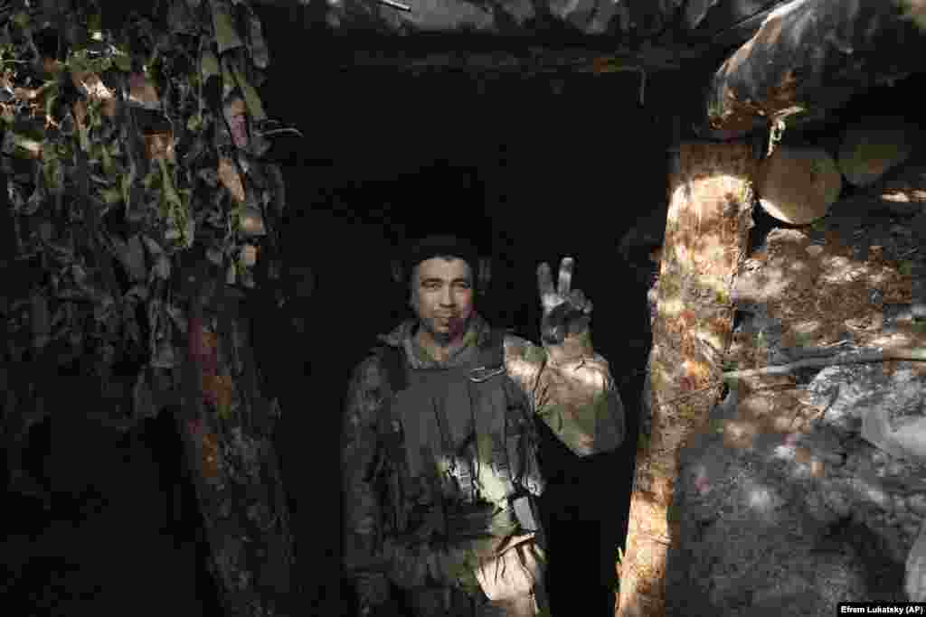 Украинский солдат в окопе возле Клещеевки. Киев пообещал вернуть себе все земли, оккупированные Россией, включая Крымский полуостров, который Кремль незаконно аннексировал у Украины в 2014 году &nbsp;