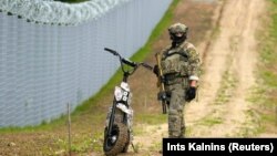 Латвійскі памежнік на мяжы зь Беларусьсю