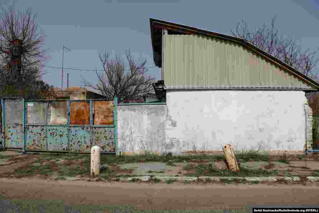 Українські військові розмовляють у нещодавно звільненому селі Лук&#39;янівка Київської області, березень 2022 року / На фото праворуч це ж місце у березні 2024 року