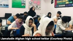 شماری از دانش آموزان مکتب سید جمال الدین افغان در هند - عکس از آرشیف