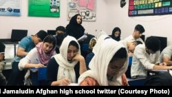 آرشیف - شماری از دانش آموزان در لیسه سید جمال الدین افغان در دهلی جدید