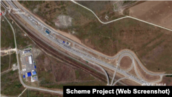 Очередь из автомобилей на автодороге в Краснодарском крае России в направлении к Керченскому мосту, 27 июня 2023 года