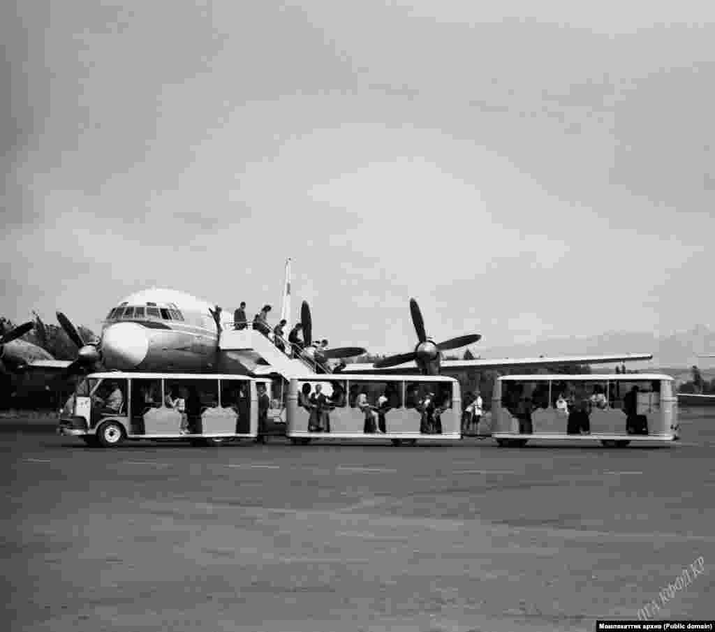 Жүргүнчүлөрдү ташыган автопоезд. 1982-жыл.&nbsp;