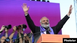 Демонстранттардын лидери, архиепископ Баграт Галстанян. 26-май, 2024-жыл.