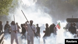 عمران خان از طرفداران خود خوانسته است تا به تظاهرات و رویا رویایی با نظامیان ادامه دهند