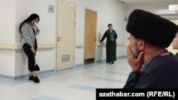 Keselhanada nobatyna garaşyp duran adamlar (illýustrasiýa suraty) 